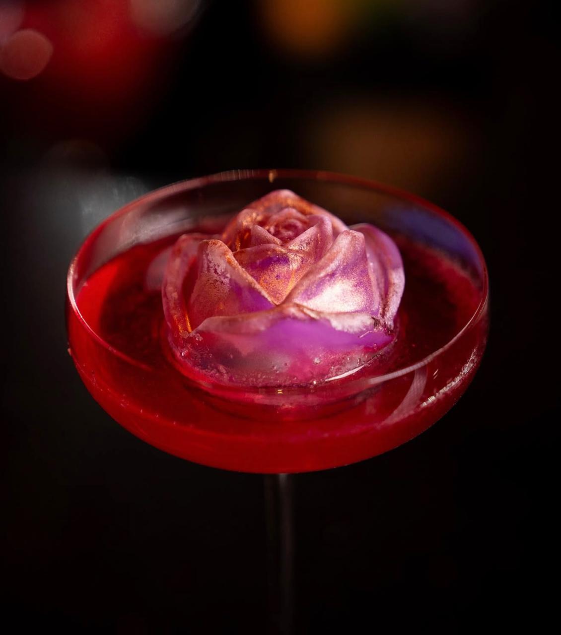 Cóctel de autor con rosa de hielo en Malbec 121