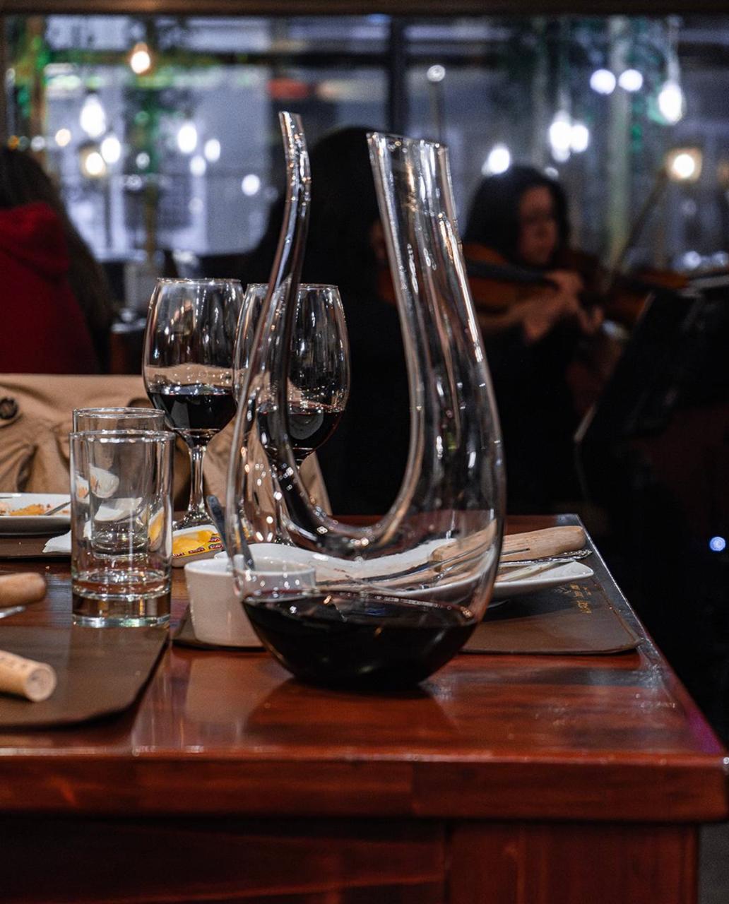 Ambiente de Malbec 121 con música en vivo