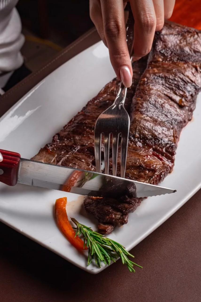 Disfrutando un corte a la parrilla en Malbec 121