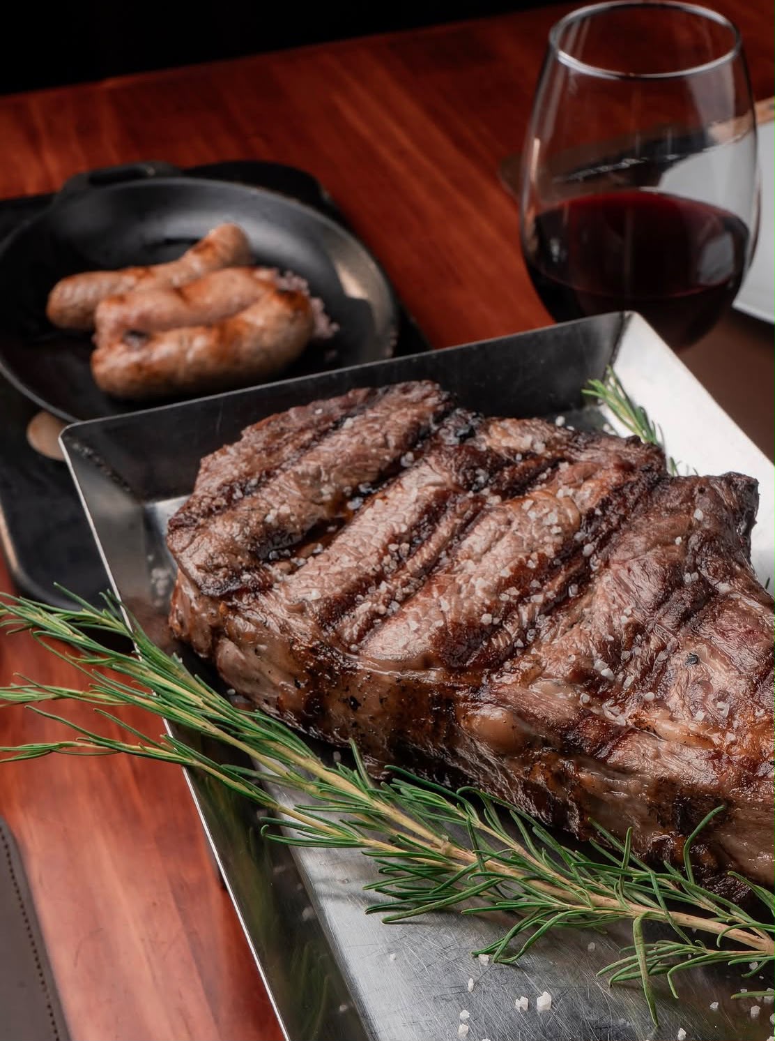 Mesa servida con carnes y vino en Malbec 121