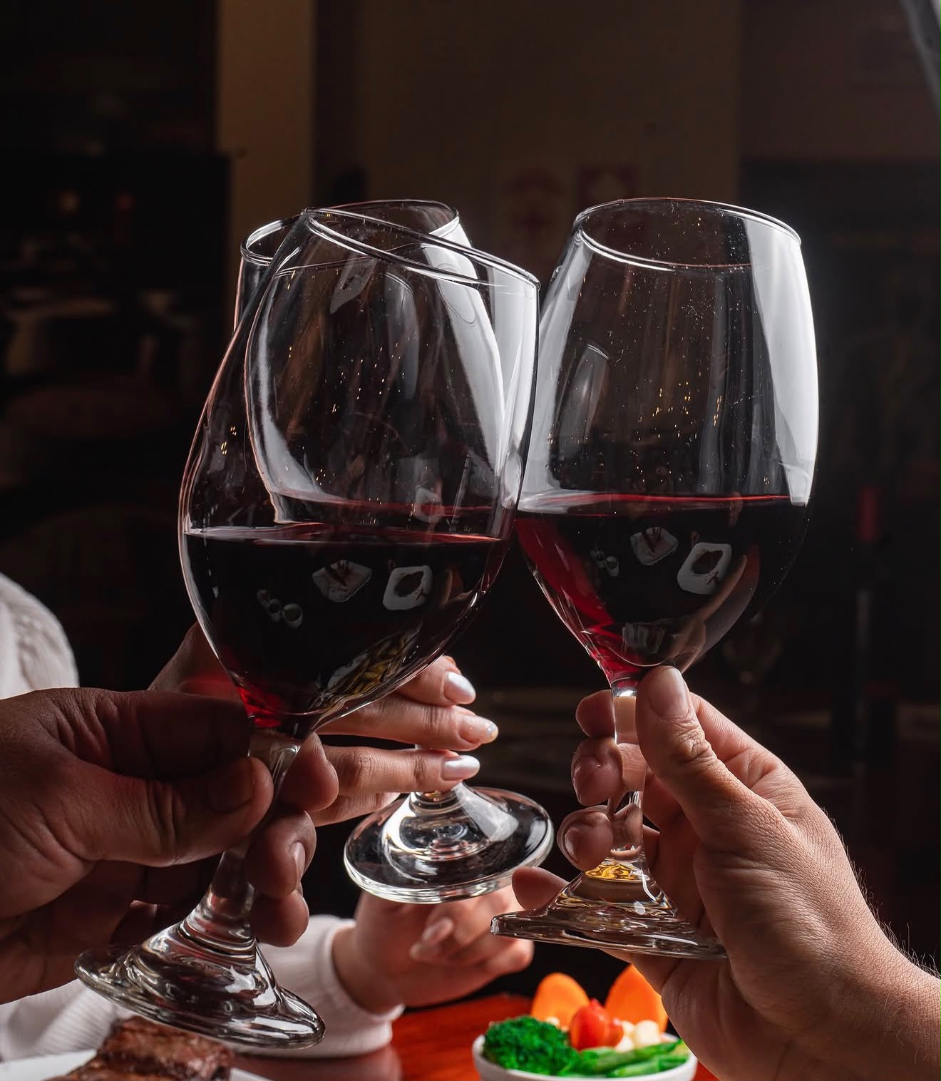 Brindis con copas de vino en Malbec 121